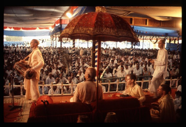 Шрила Прабхупада на сцене в Индии
