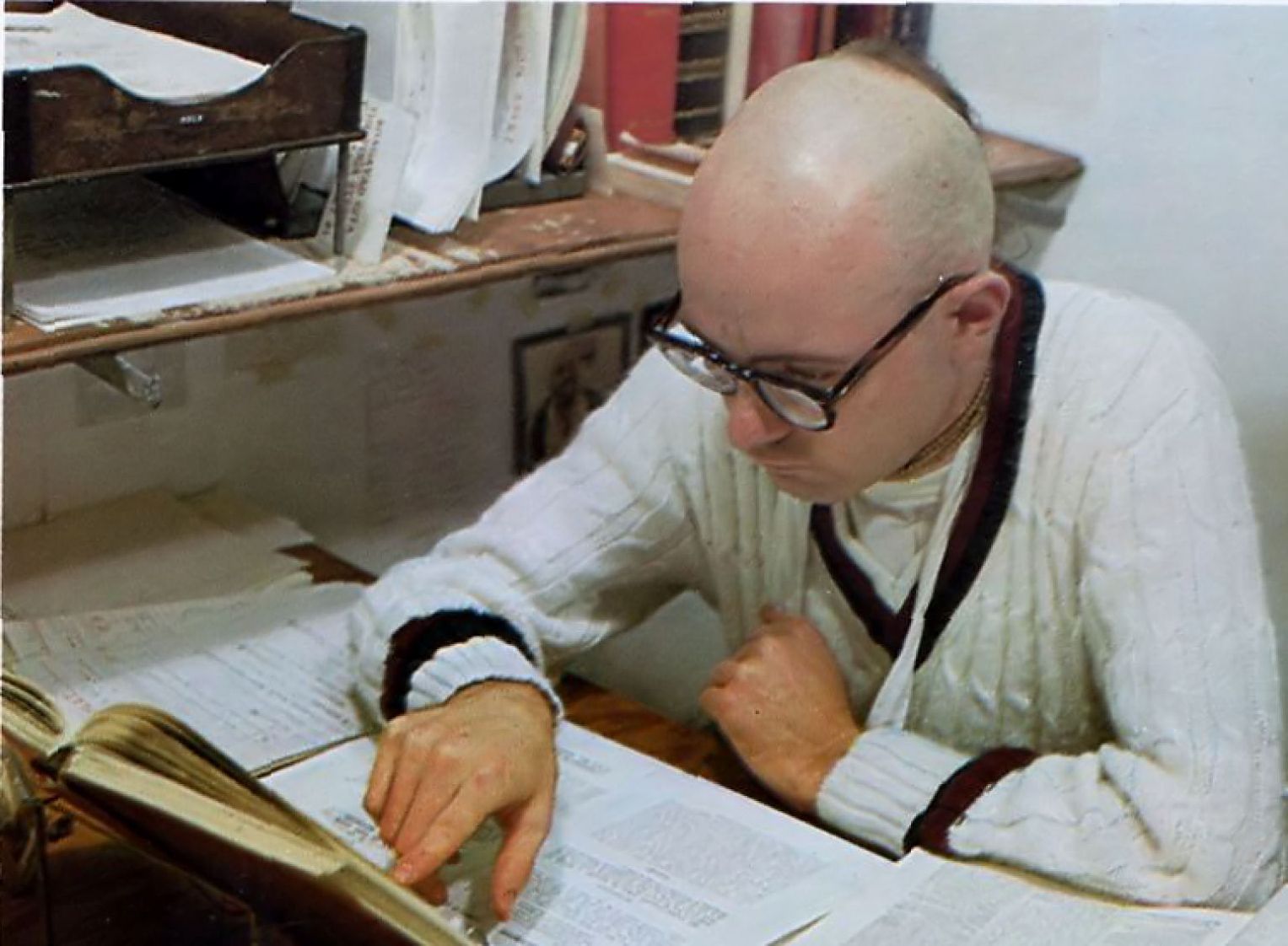 Ученик Прабхупады занимается редакторской работой. Фото из журнала "Назад к Богу" (март 1974)