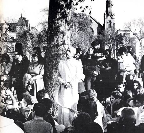  9 октября 1966 года, Нью-Йорк. Шрила Прабхупада произносит речь после киртана в Томпкинс-сквер парке