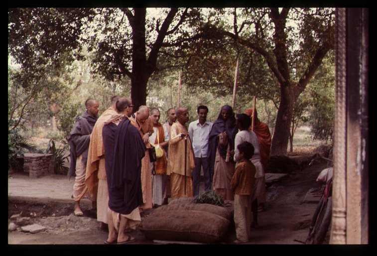 CT61 038 Shrila Prabhupada i torgovec ovoshami. Vrindavana April 76