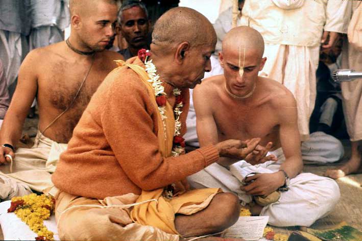 Mayapur 29 fevralja 1972 Srila Prabhupada provodit iniciaciju Yadubary dasa