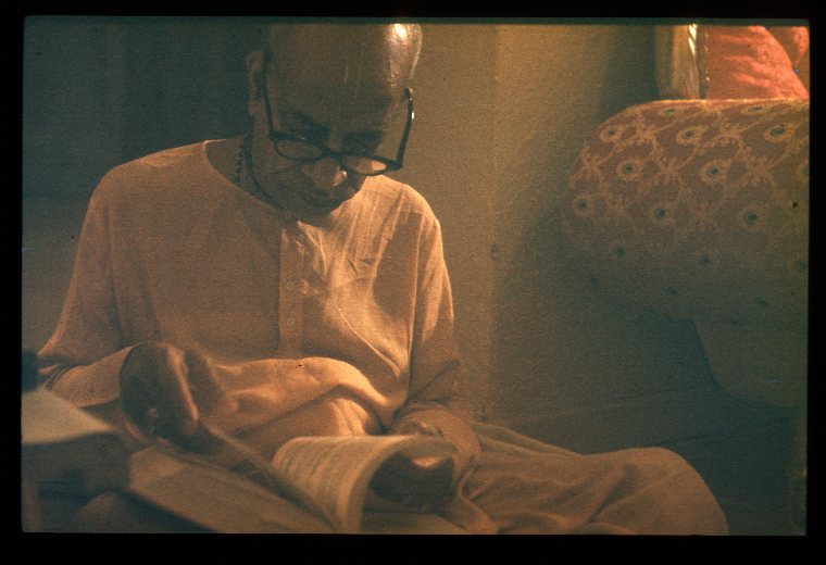 CT19 026 Shrila Prabhupada s knigoj