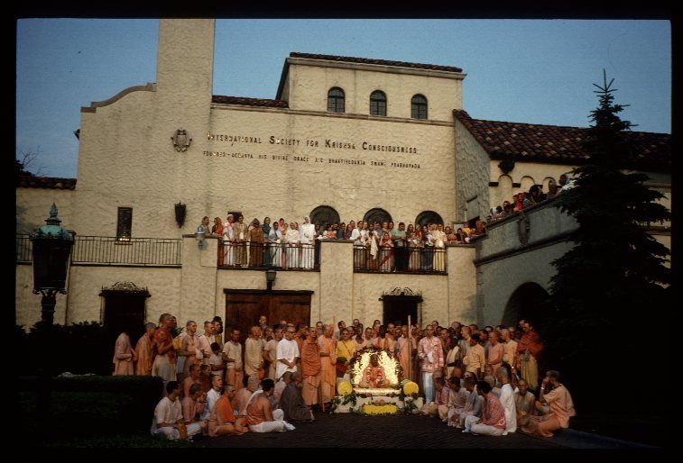 Шрила Прабхупада с учениками в центре ИСККОН, Детройт, США, 1976
