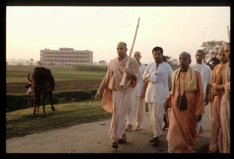 Шрила Прабхупада, Брахмананда, Гопал-Кришна на прогулке возле здания Лотоса