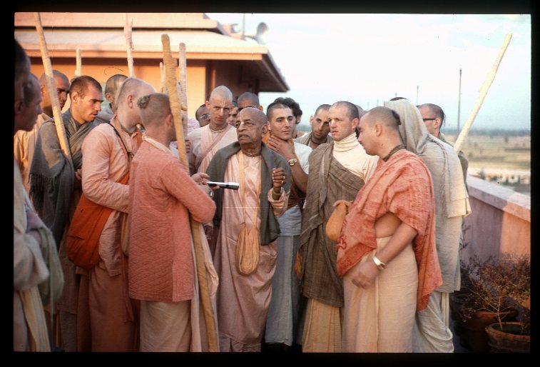 CT90 027 Shrila Prabhupada na kryshe Lotosa v Majapure