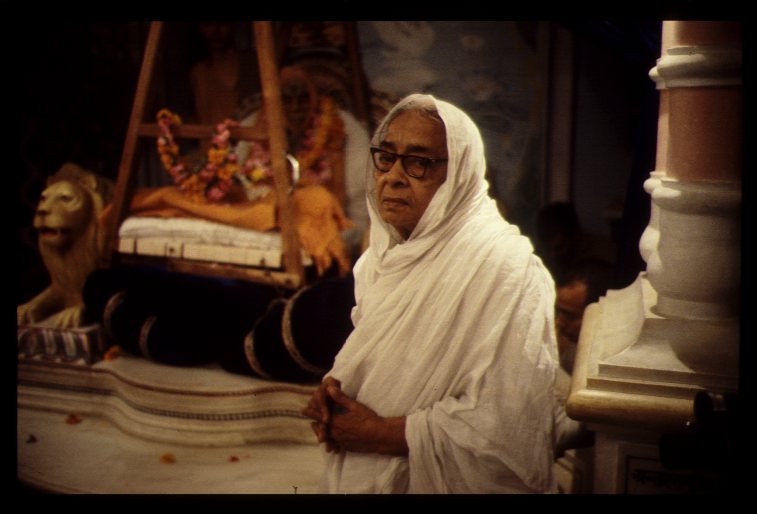 CT62-053 Сестра Прабхупады Пишима 15.11.1977, на следующее утро после ухода ШП во Вриндаване