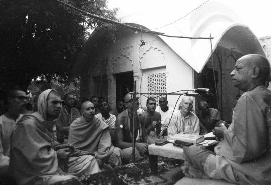 Прабхупада даёт лекцию возле самадхи Рупы Госвами во Вриндаване