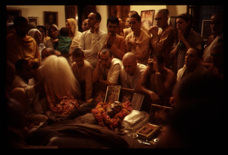 Шрила Прабхупада оставляет тело в окружении своих учеников во Вриндаване