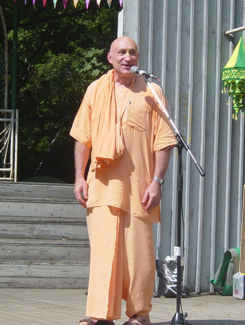 Дханешвара прабху на Ратха-ятре в Санкт-Петербурге в 2013 году