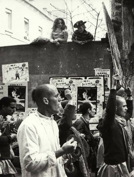 Молодой Индрадьюмна Свами на улицах Парижа в первые годы своего пути в Сознании Кришны. 