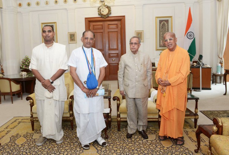 (From right to left) a group photo of Gopal Krisna Goswmai, President Pranabh Mukherji, Vrajendranandana Das and Yudhisthir Govinda Das.