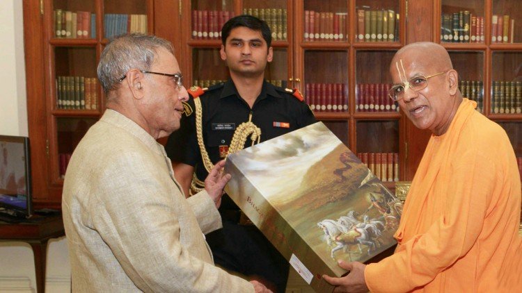 Preisdent of India Pranabh Mukherjee left receives the deluxe Bhagavad Gita
