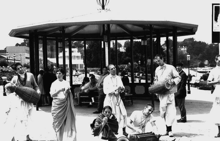 Лето 1968. С мридангами Мукунда, Чидананда, сидят Ямуна и Вишнуджана