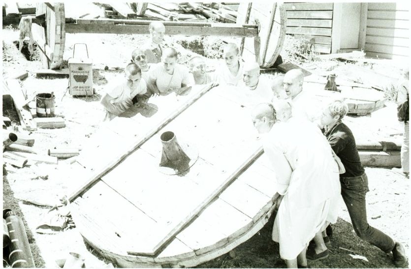Джаянанда (за преданными слева) руководит поднятием деревянного колеса колесницы. Сан-Франциско, 1970 г.