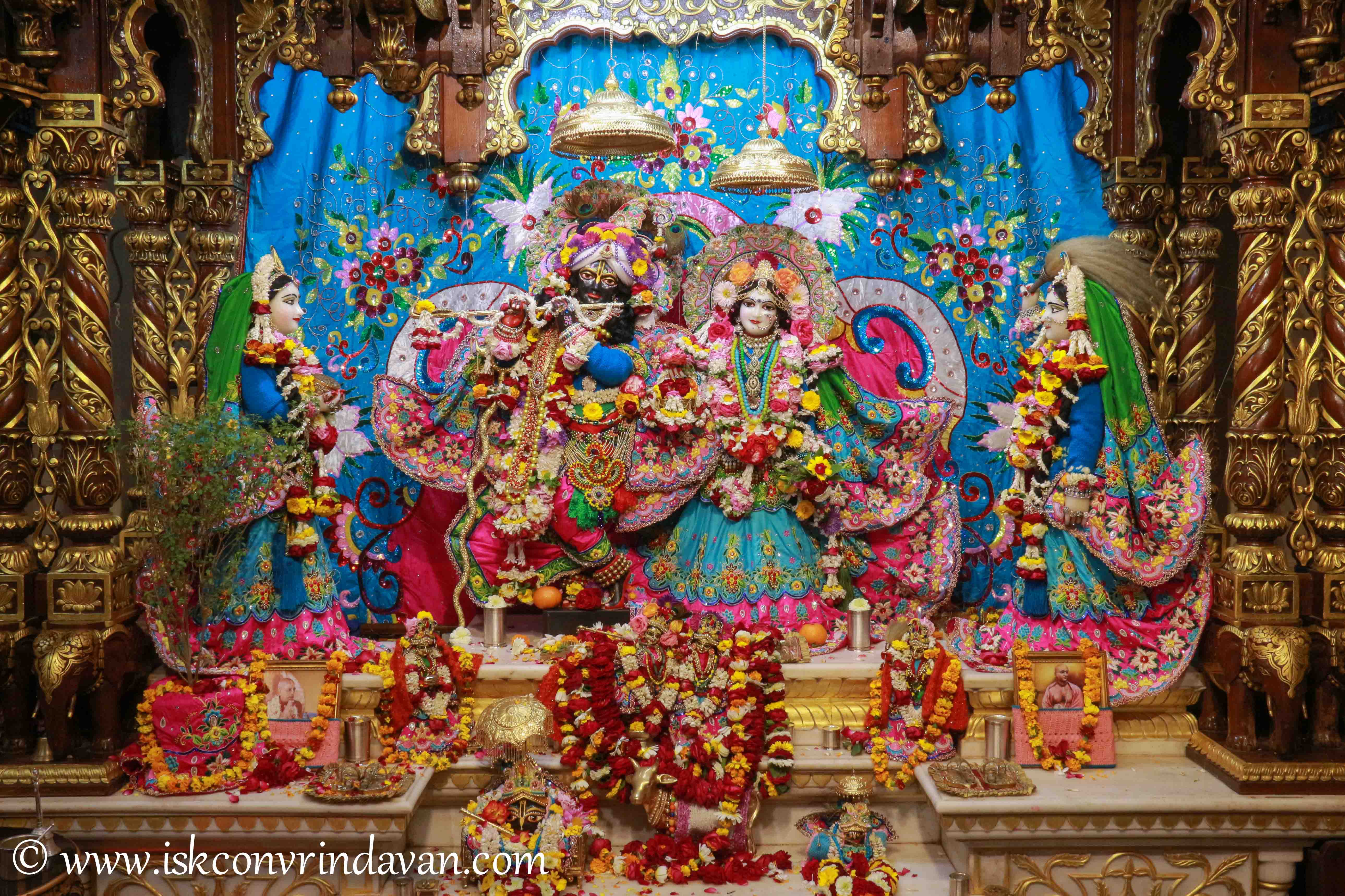 Божества Шри Шри Радха-Кришна, Лалита и Вишакха во Вриндаване