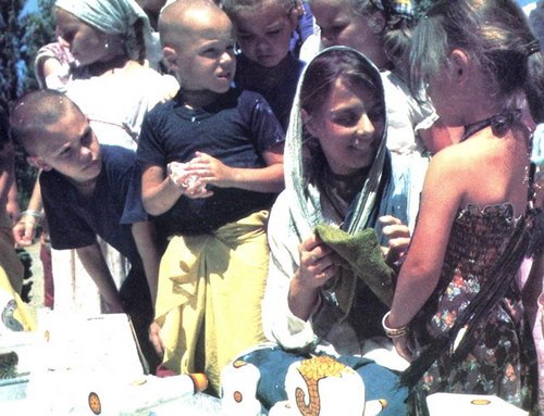 Шримати Хладини с детьми служит Божествам Джаганнатхе, Баладеве и Субхадре. 1984 год.