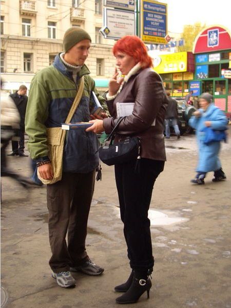 Павел Асанов (Радхика Раман прабху) распространяет книги на санкиртане