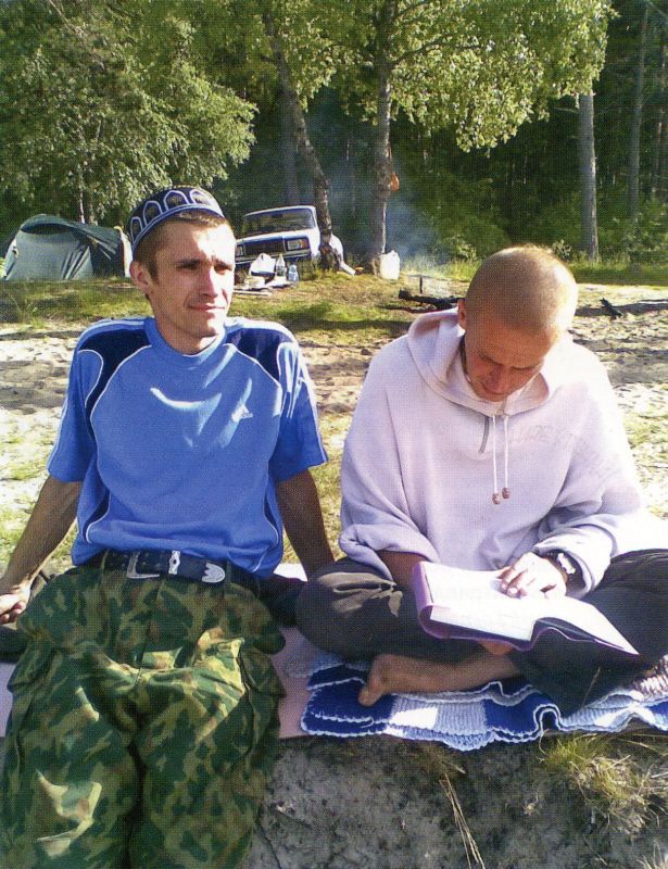 Павел Асанов (Радхика Раман прабху) с книгой