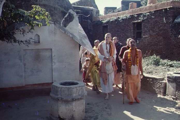 Ноябрь 1971 года, Вриндаван. Шрила Прабхупада проводит парикраму в храме Радхи-Дамодары Ноябрь 1971 года, Вриндаван. Шрила Прабхупада проводит парикраму в храме Радхи-Дамодары