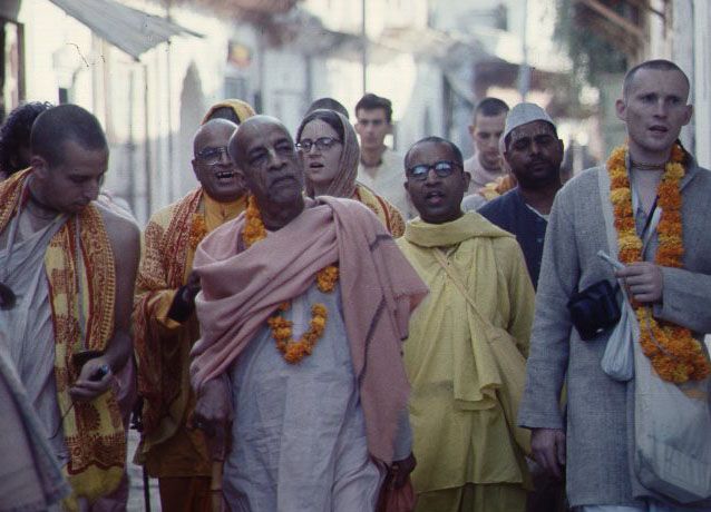 Ноябрь 1971 года. Шрила Прабхупада проводит парикраму по Вриндавану Ноябрь 1971 года. Шрила Прабхупада проводит парикраму по Вриндавану
