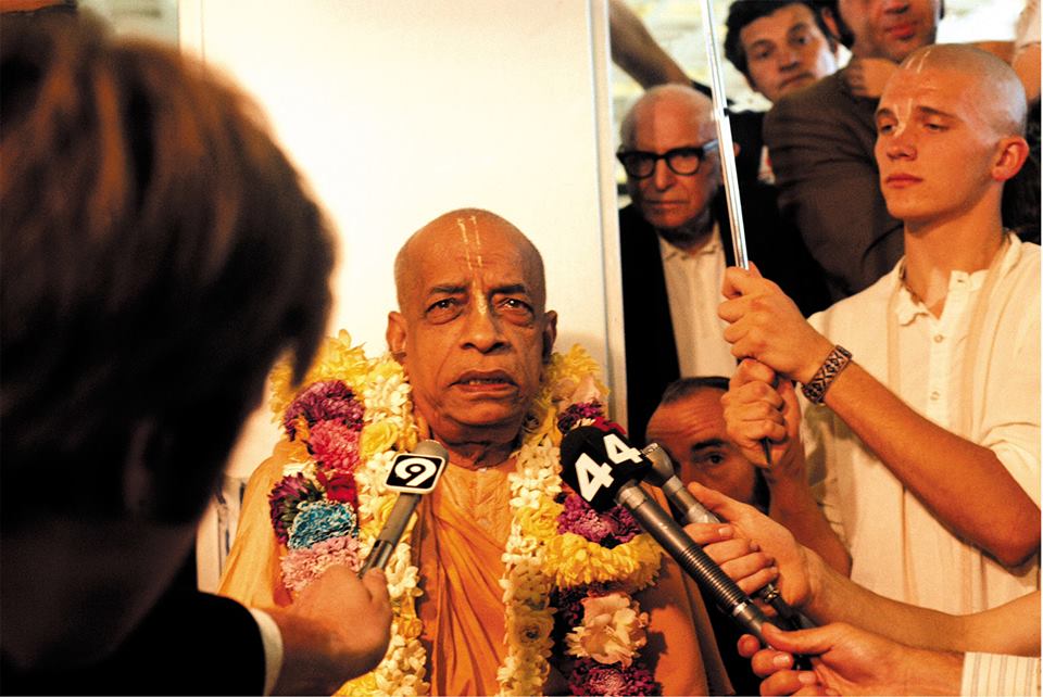 Шрила Прабхупада даёт интервью журналистам