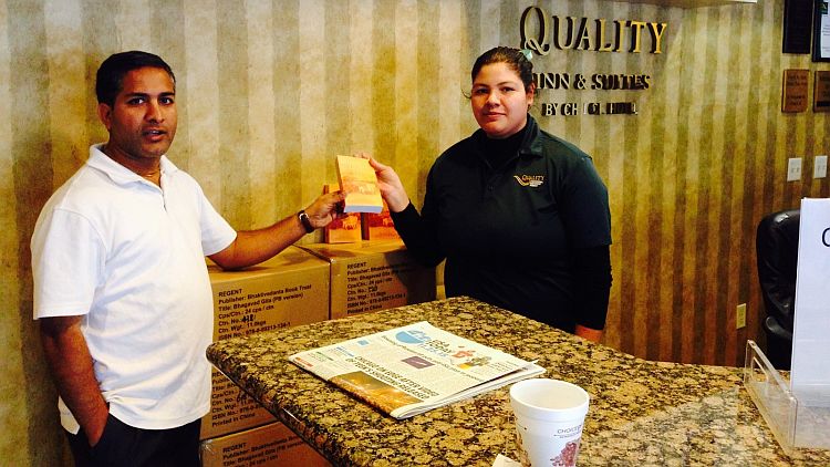 На фото: Ведавит Кришна дас представляет &laquo;Бхагавад-гиту как она есть&raquo; администратору гостиницы