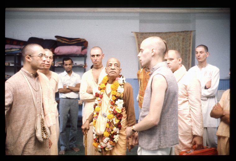 CT38 023 Shrila Prabhupada s uchenikami